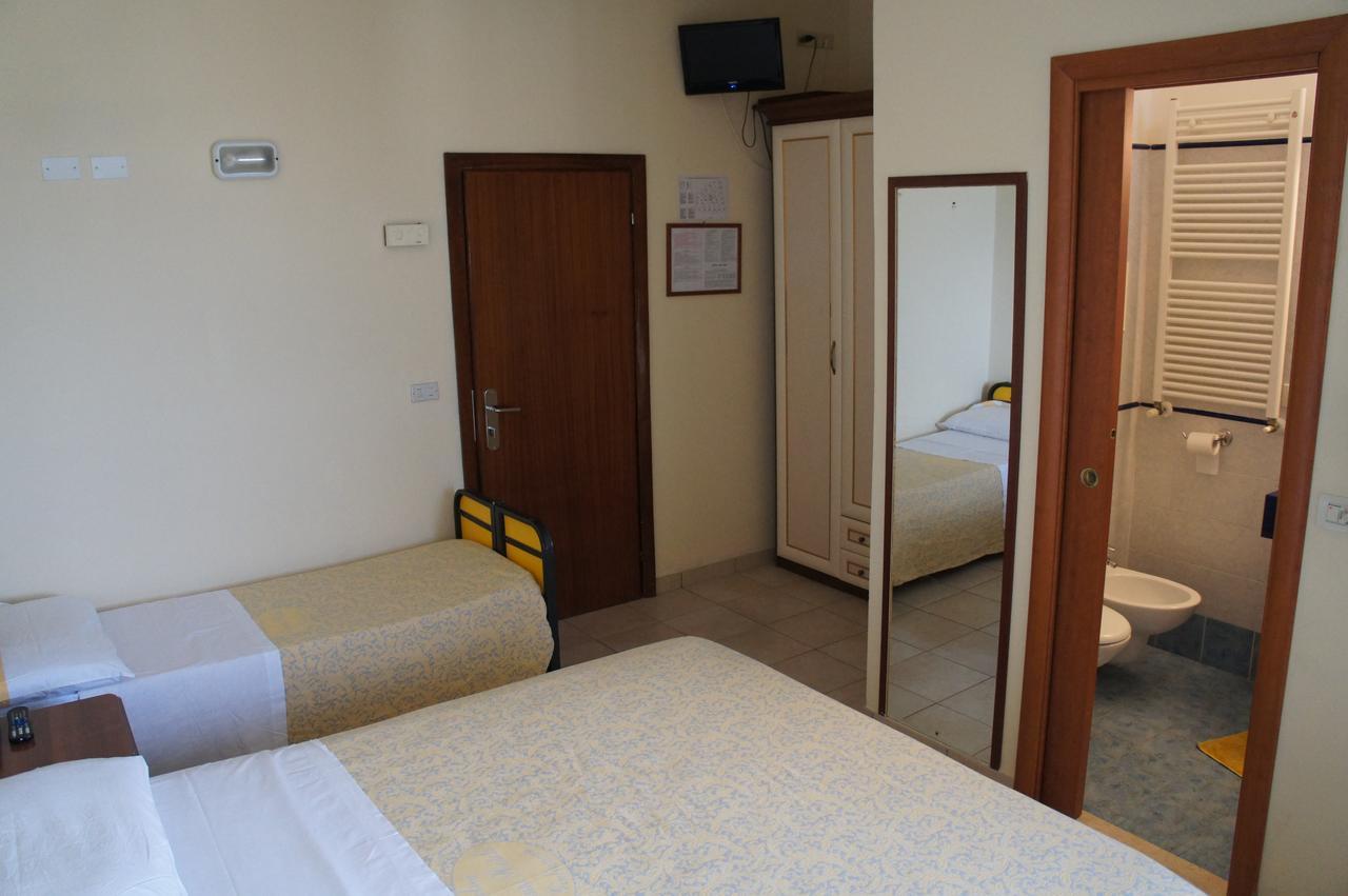 Hotel Nettuno カットーリカ エクステリア 写真
