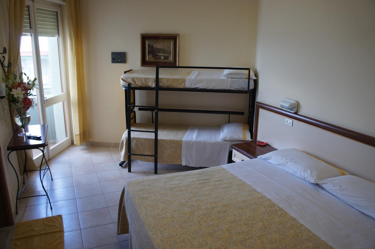 Hotel Nettuno カットーリカ エクステリア 写真