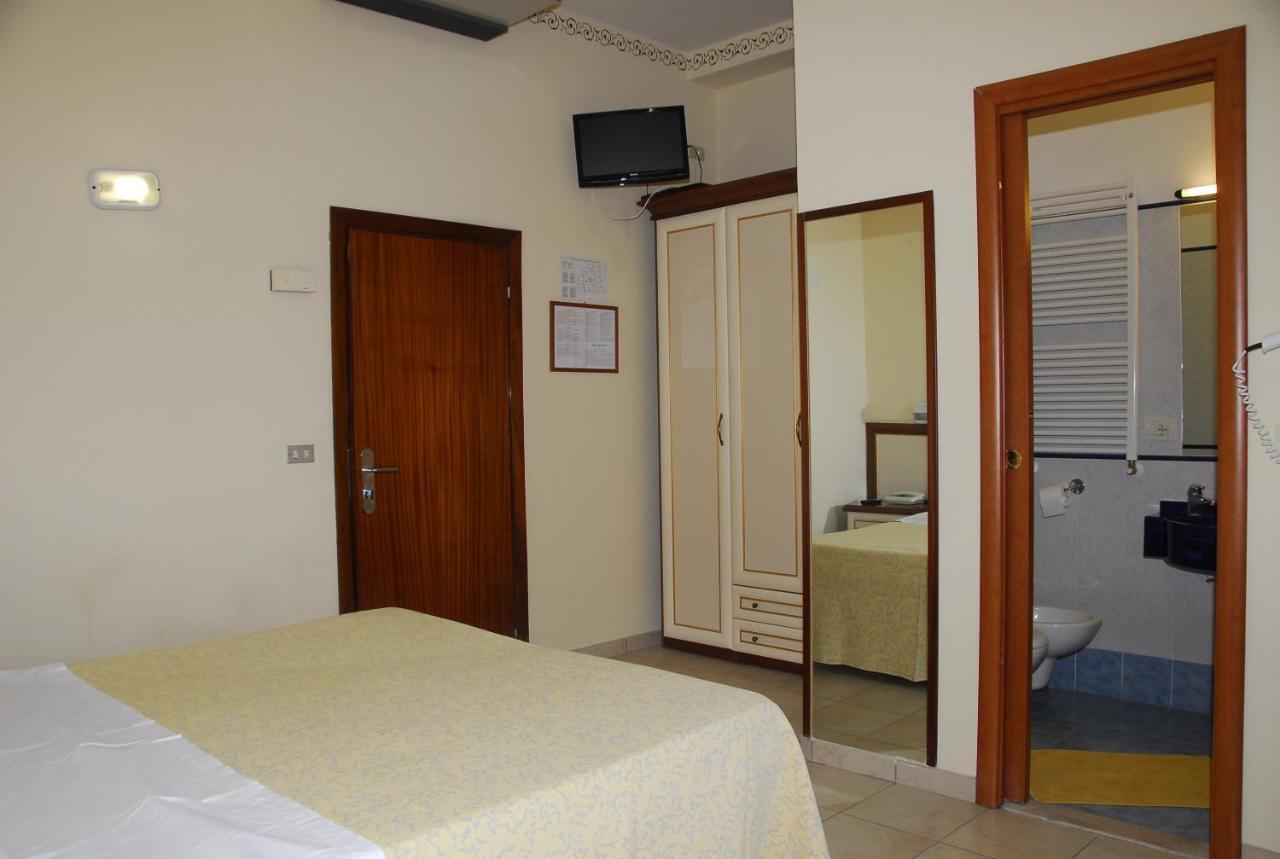 Hotel Nettuno カットーリカ エクステリア 写真